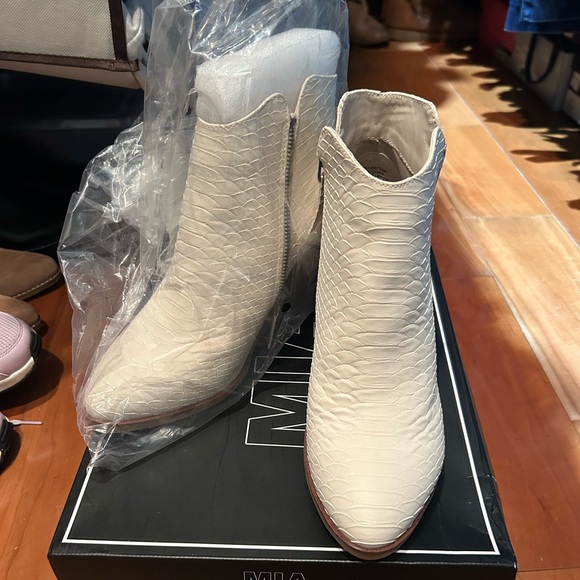 Mia Patton Ivory Python Faux Leather Western Style Bootie - Size 8 - Picture 2 of 7